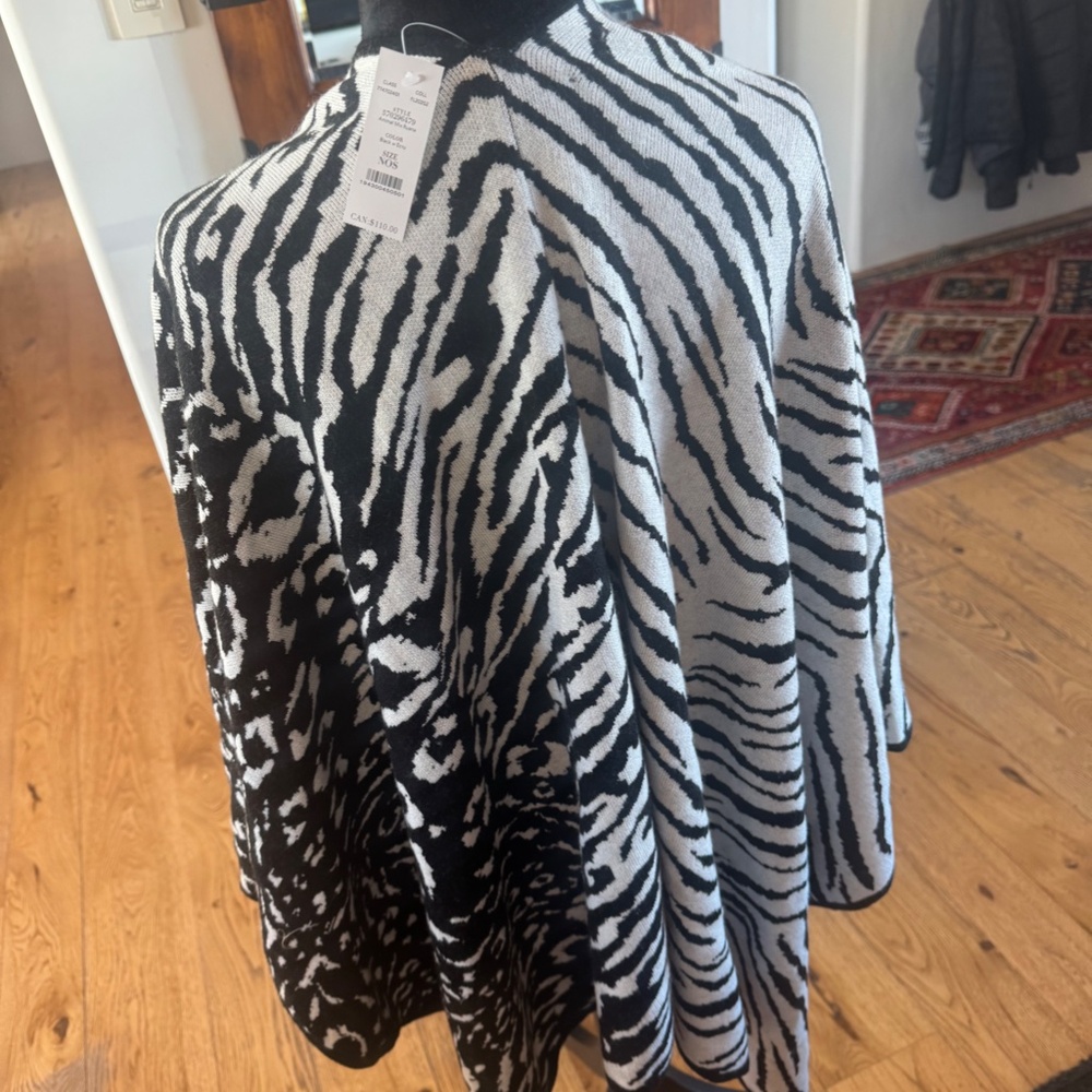 WHITE HOUSE BLACK MARKET BLACK AND WHITE ANIMAL PRINT MIX ONE SIZE FITS ALL WRAP